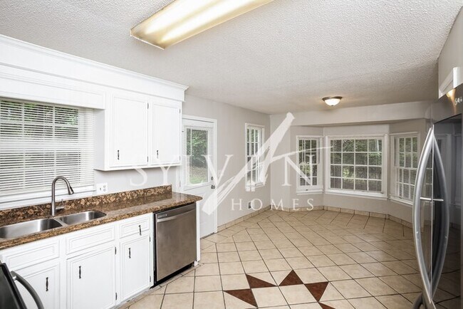 Building Photo - Enjoy the coziness of this darling home