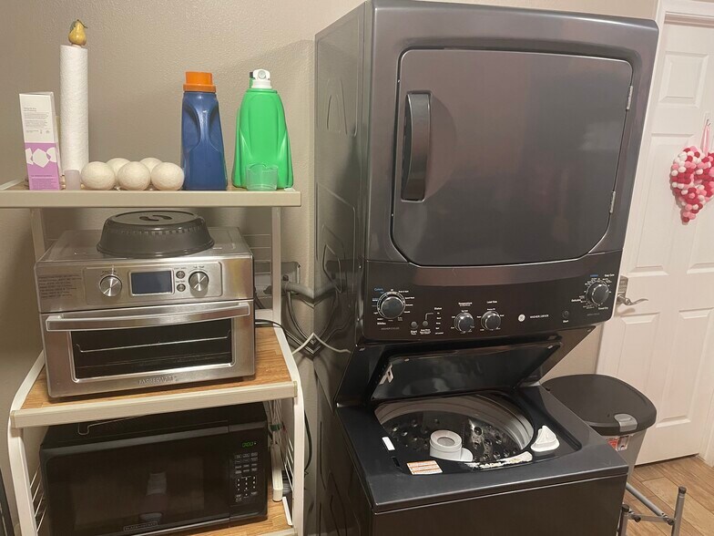 Stackable washer and dryer - 2120 Lara Dr