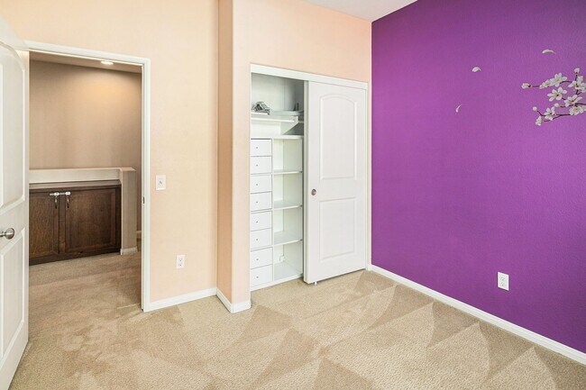 Building Photo - 3 Bedroom 2 1/2 Bath Condo with yard and g...