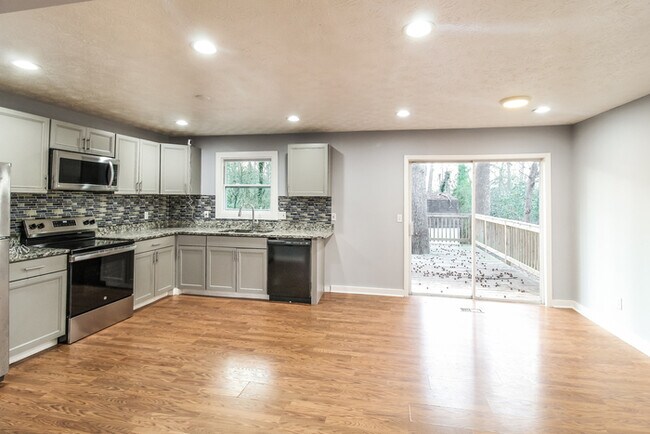 Building Photo - Fantastic 4bd/3ba home! Let yourself in!