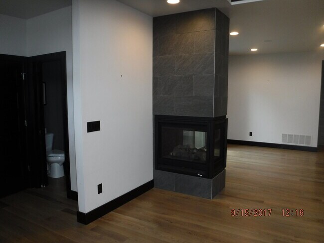 Building Photo - Gorgeous modern 5 bedroom - Minutes from MSU!