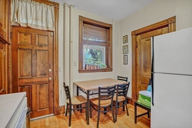 Building Photo - 8 Radcliffe Rd