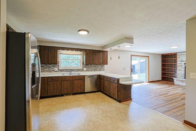 Building Photo - 8047 Bethany Rd