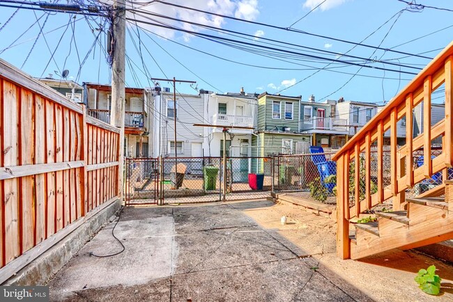 Building Photo - 424 N Linwood Ave