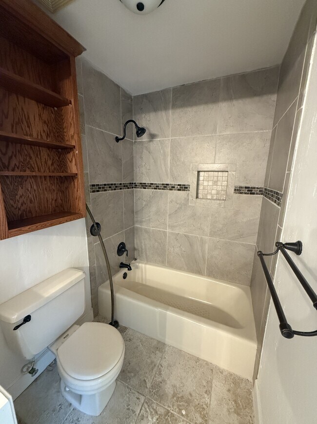 Building Photo - 504 Main St