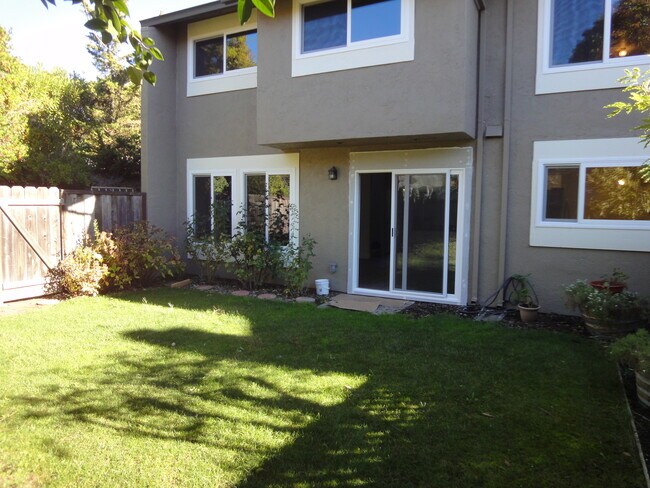 Building Photo - 613 Cedar Pl