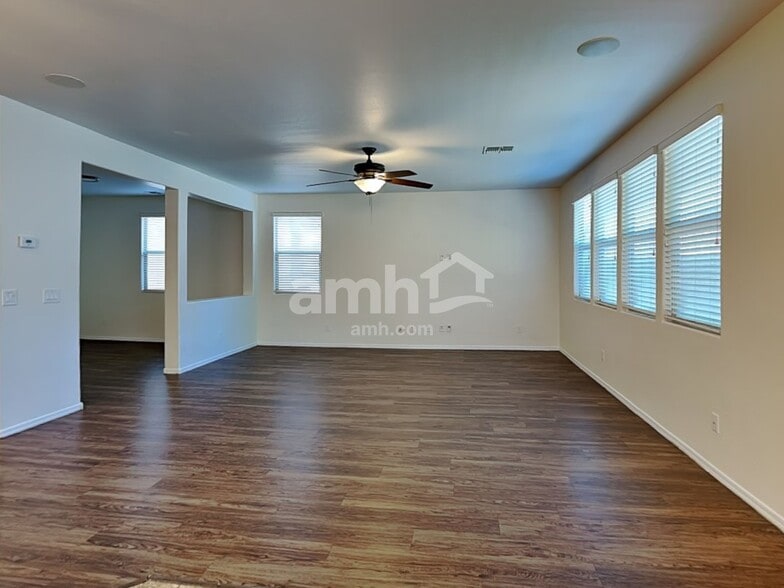 Building Photo - 12119 W Range Mule Dr
