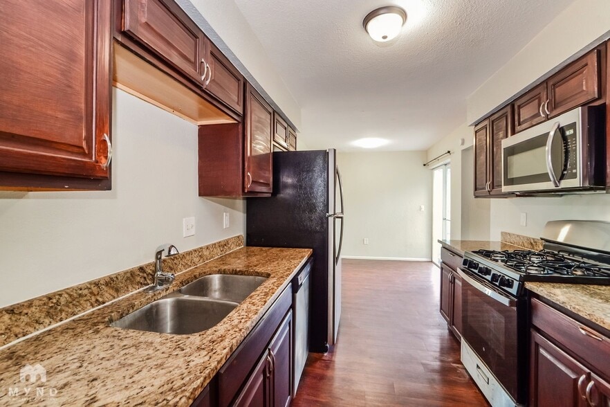 Building Photo - 209 Banyan Ct