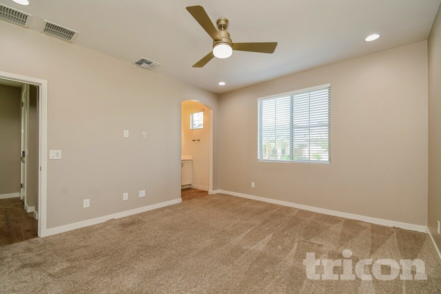 Building Photo - 4757 S Mole