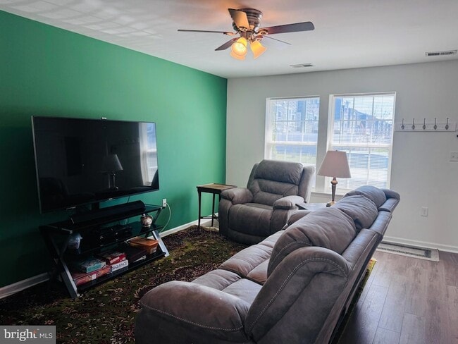 Building Photo - 576 Thumper Dr