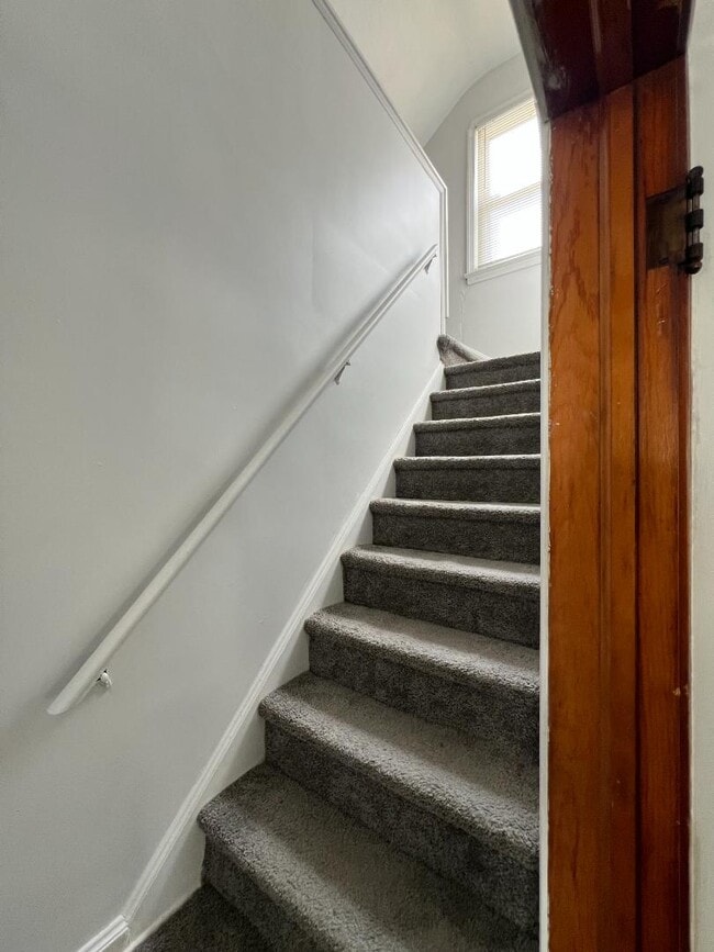 Building Photo - 15818 Maplewood Ave