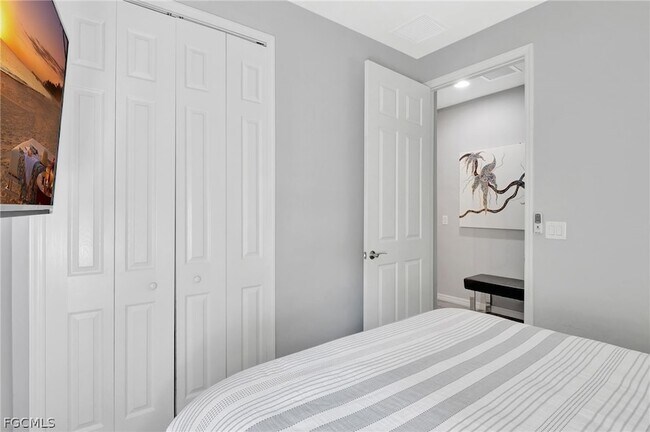 Building Photo - 10908 Clarendon St