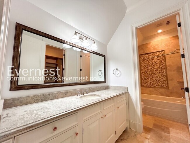 Building Photo - Spacious 7 Bed/8 Bath Home with Garage / Pet-Friendly / Available Now!