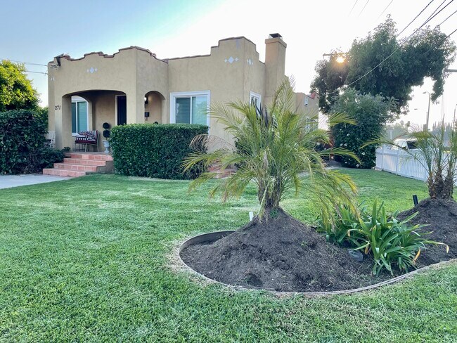 Beautifully landscaped single house - 271 Del Rey Ave