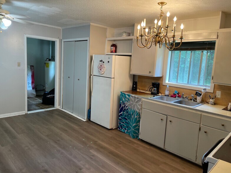 Kitchen - 320 Logan St