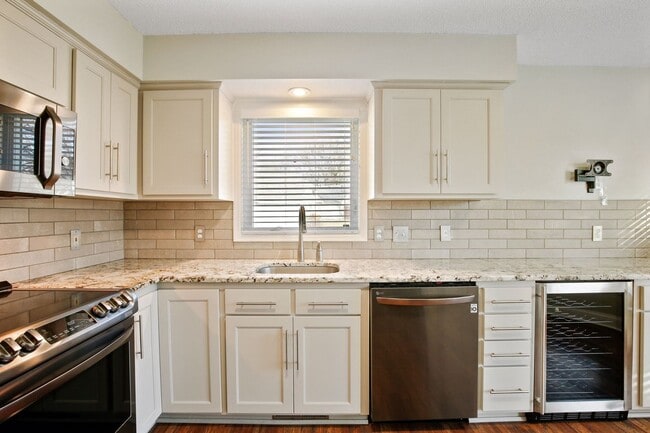 Building Photo - Pet-Friendly 3BR - 1/3.4 Home in Apple Val...