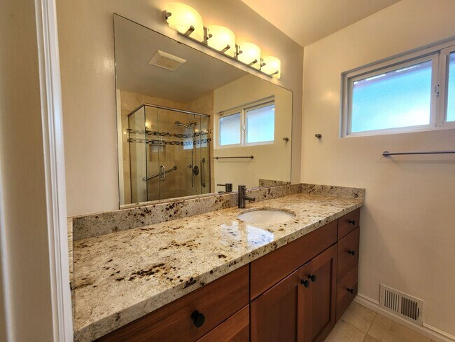 Building Photo - Charming Single Family Home Located in Sou...