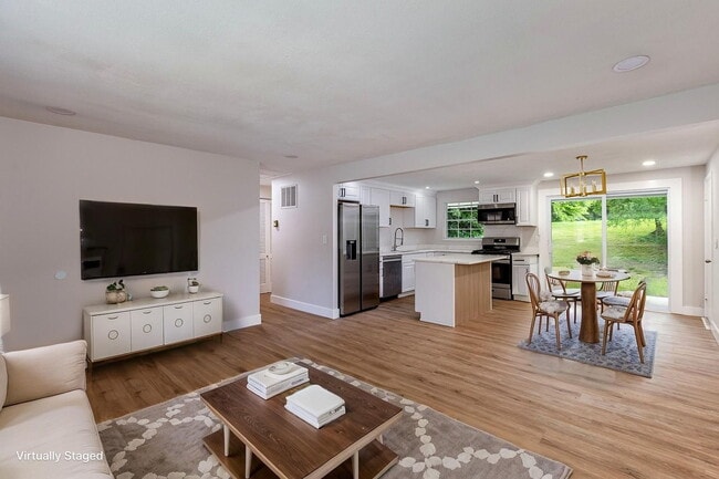 Building Photo - 722 Castro Ln