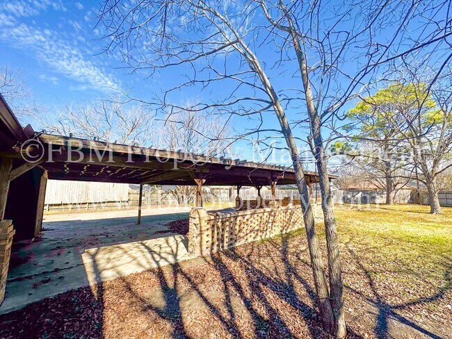 Building Photo - 1204 Williamsburg Dr