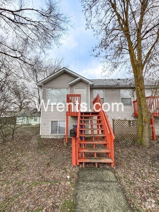 Building Photo - Spacious Duplex!