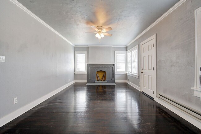 Building Photo - Charming 2-Bed, 1-Bath Upstairs Duplex Near the Paseo District * * * $350 MOVE-IN SPECIAL * * *