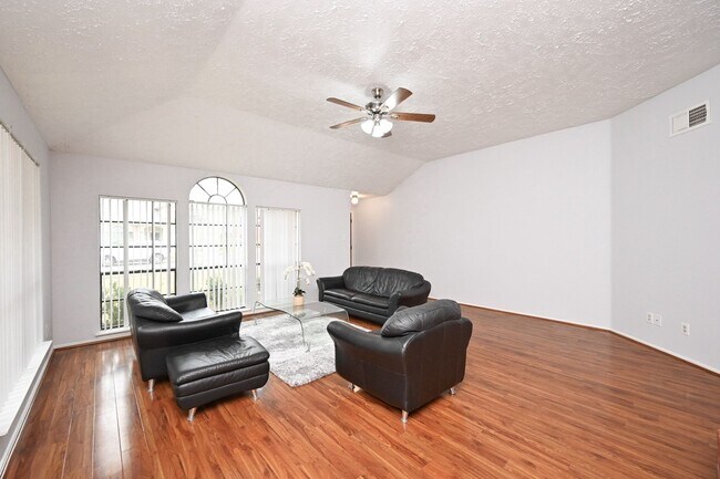 Building Photo - 3551 Santa Rosa Ln