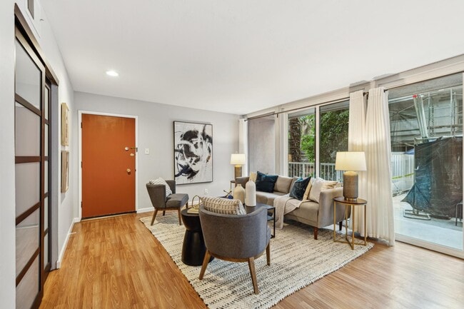 Building Photo - 1425 Lakeside Dr