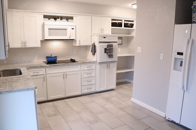 Building Photo - 1006 Raleigh Cir