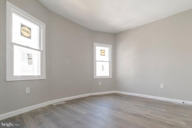 Building Photo - 3026 W Garrison Ave