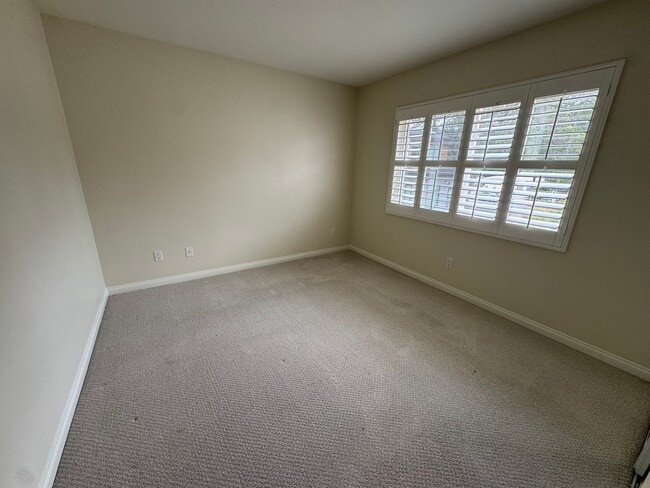 Building Photo - Private Patio, Cozy Fireplace & Prime Thousand Oaks Location