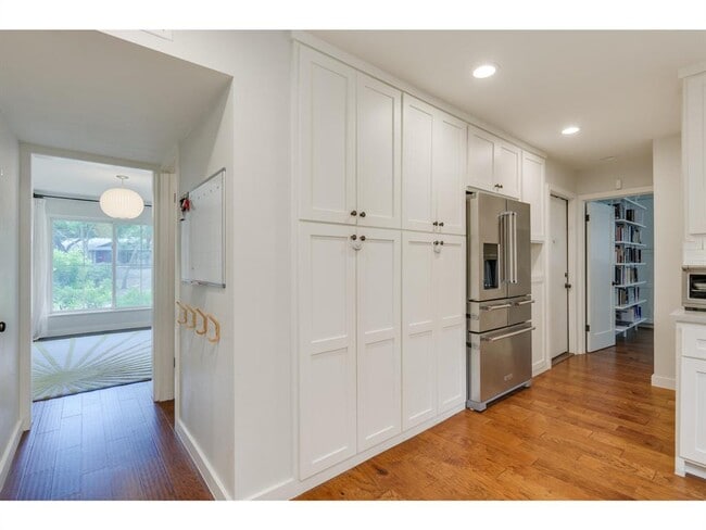 Building Photo - 8700 Mountainwood Cir