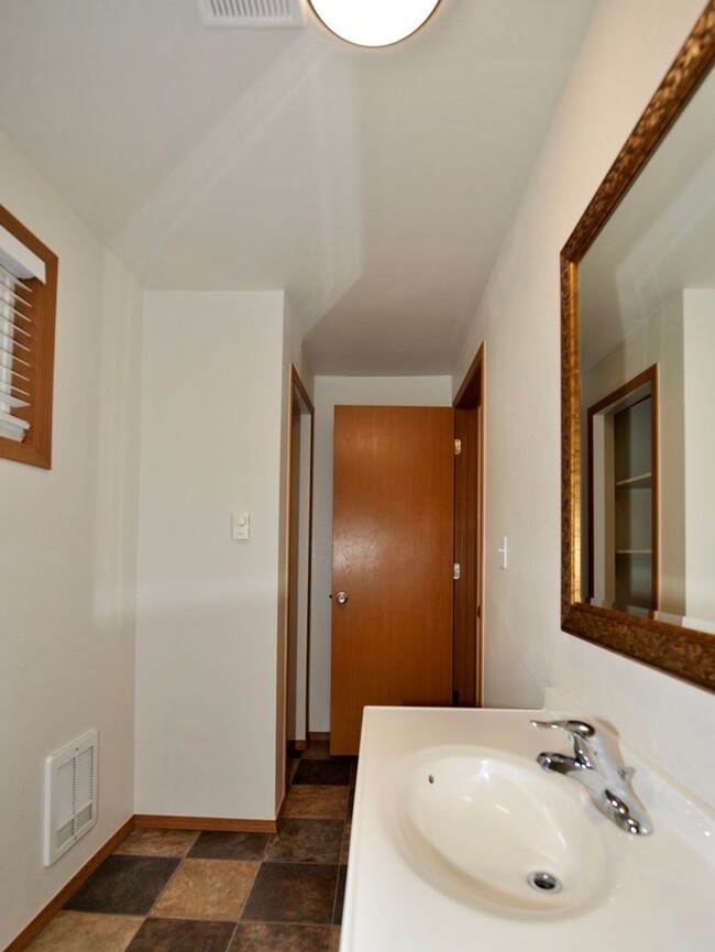 Building Photo - 2 bed 1 bath apartment (4plex building)