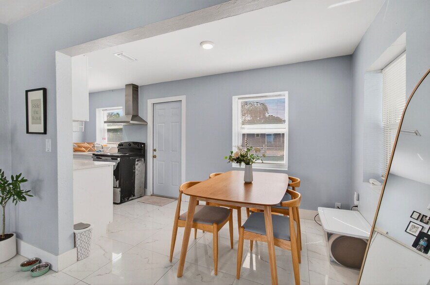 Building Photo - 614 N E St