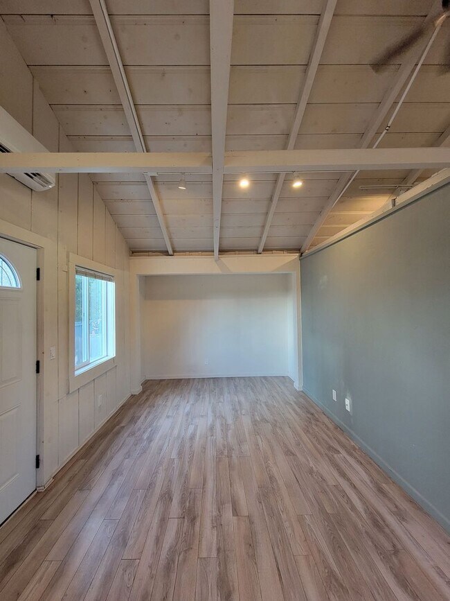 Building Photo - 553-557 Silver Strand Blvd.