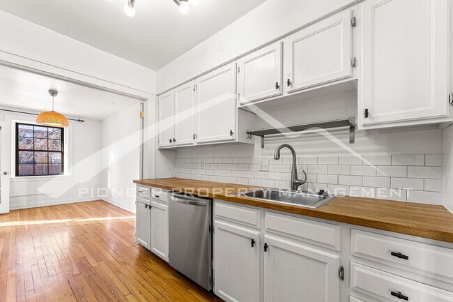 Building Photo - Spacious Condo with Office!