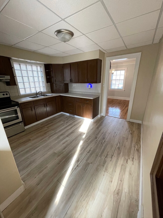 Building Photo - 611 Lincoln Pky