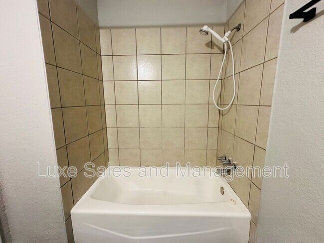 Building Photo - 11701 N Lee Ave