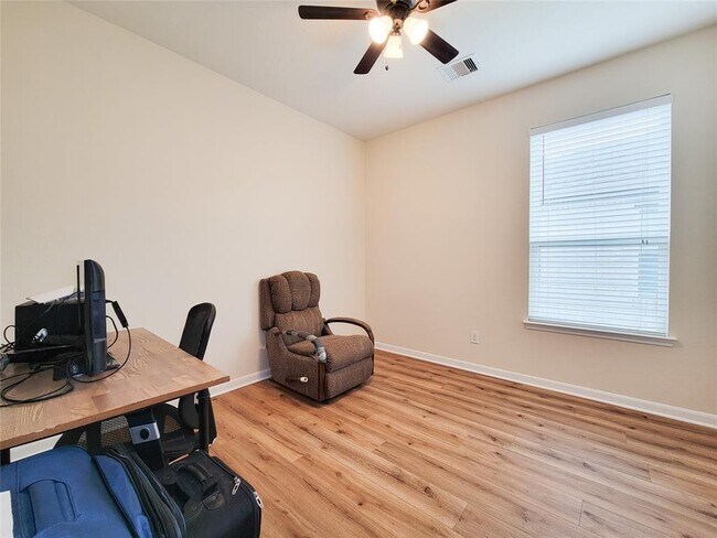 Building Photo - 1610 Pointe Leone