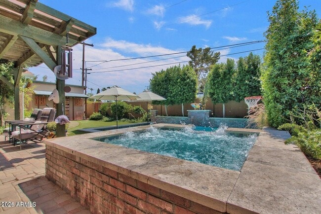 Building Photo - 6621 E 4th St