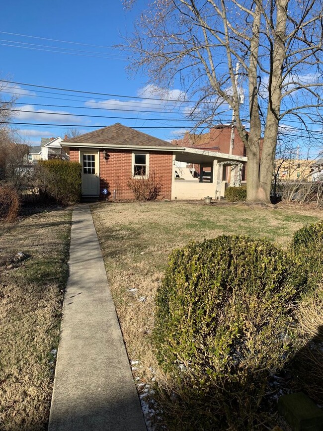 Building Photo - Beautiful Brick 2 Bedroom House in the Hea...