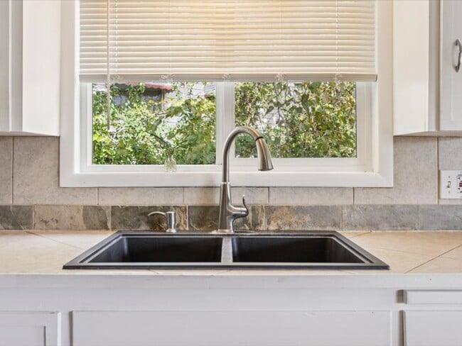 Building Photo - 2607 S Maplewood Ave