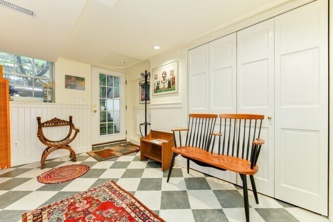 Building Photo - 14 Ash St