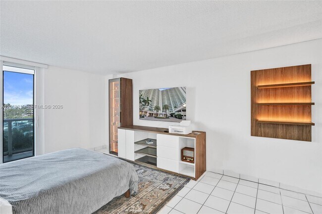 Building Photo - 100 Bayview Dr