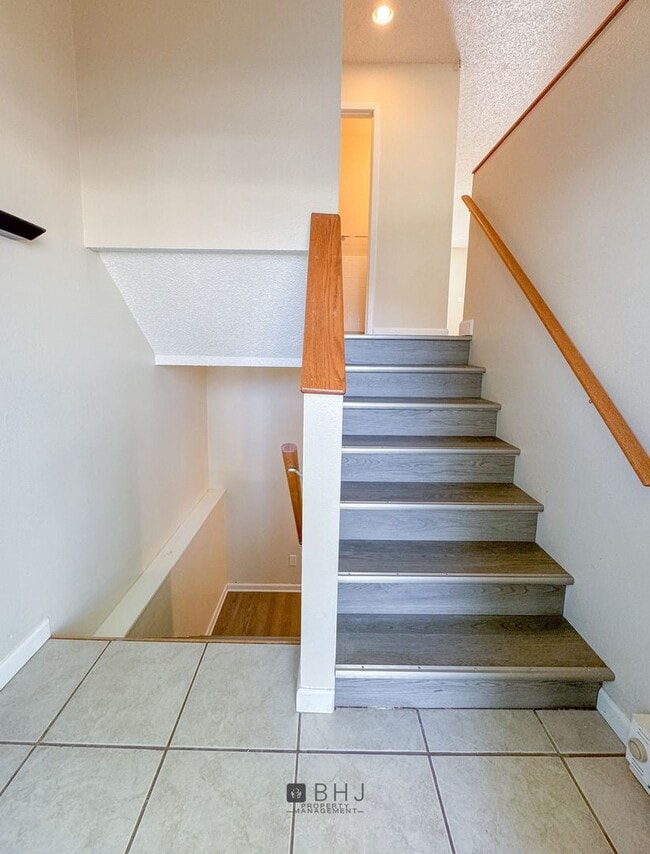 Building Photo - 3 Bedroom/ 1.5 Bath Townhouse for rent!