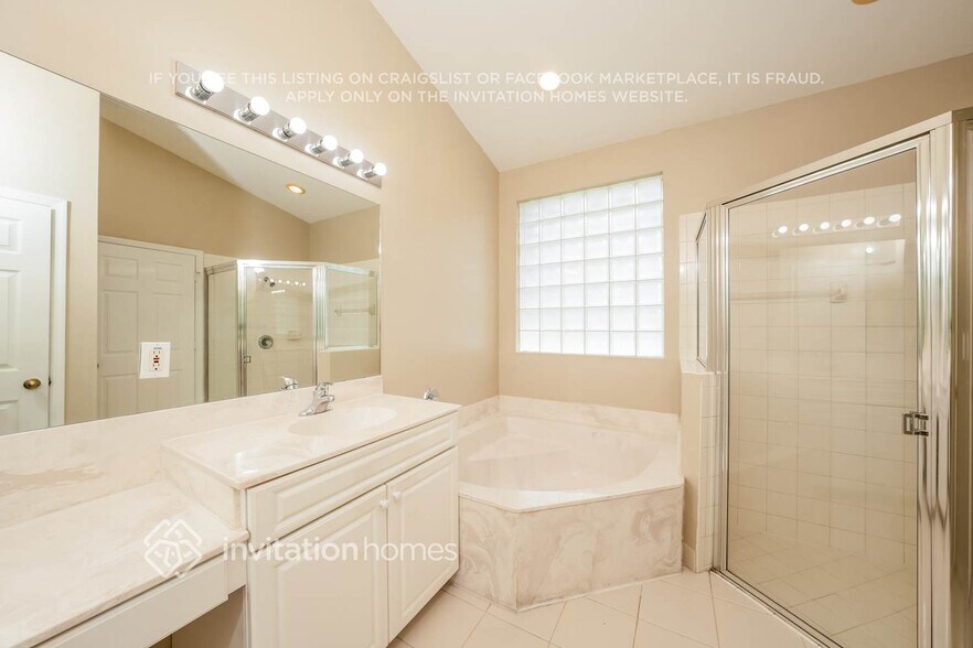 Building Photo - 9496 Lago Dr
