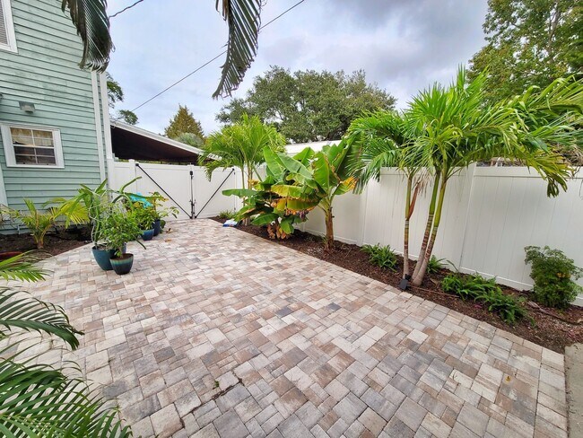 Building Photo - St. Petersburg Pool Home - 3 Bedroom 2 Bath