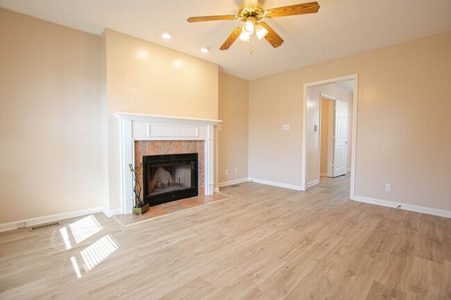Building Photo - Pet Friendly Three Bedroom!