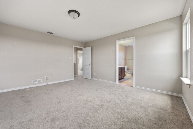 Building Photo - Charming 3-Bed, 2.5-Bath Home with Modern ...