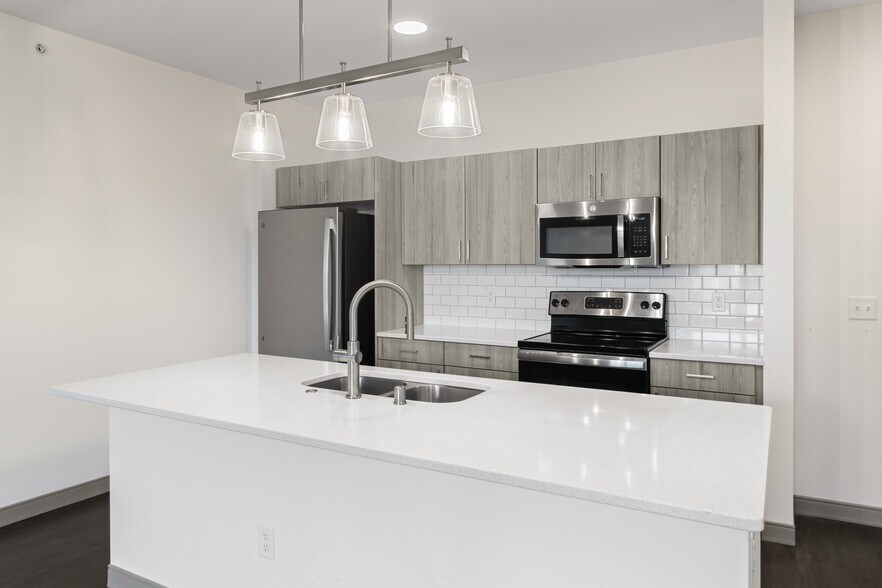 Building Photo - 2420 E Capitol Dr