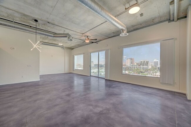 Building Photo - Modern Loft with City View